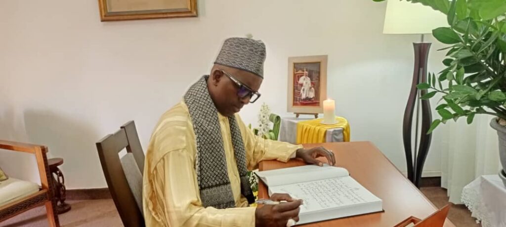 L’Imam Khalifa Aboubacar BABOU présente les condoléances du CNIOS à la Nonciature Apostolique suite au rappel à Dieu du Pape François